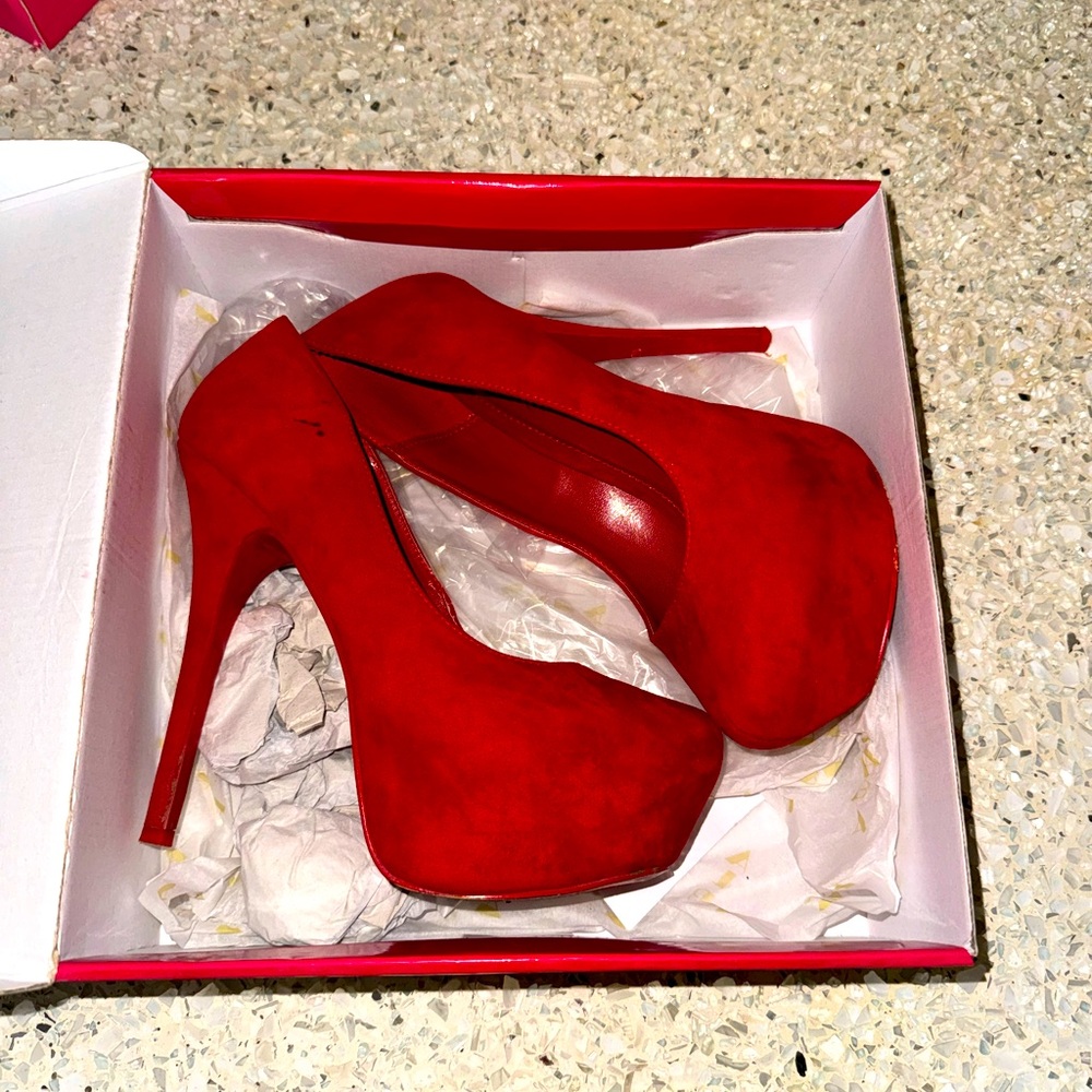Vibrant red sexy pumps